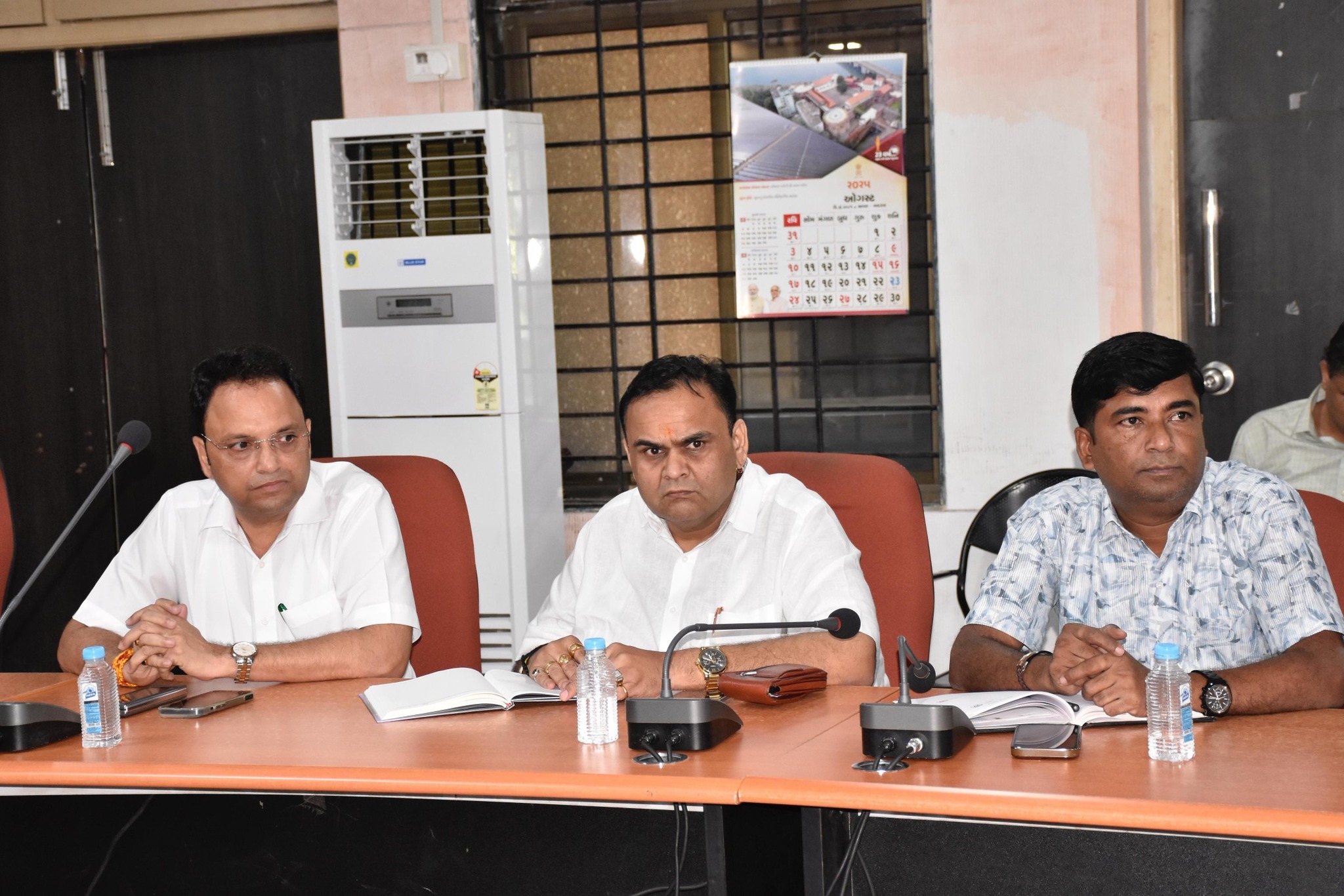 તા.૦૬-૦૮-૨૦૨૫ ના રોજ હર ઘર તિરંગા કાર્યક્રમ અંતર્ગત સુરત જિલ્લા કલેકટર શ્રી પારઘી સાહેબની અધ્યક્ષતામાં સુરત જિલ્લા કલેકટર કચેરી ખાતે હર ઘર તિરંગાના કાર્યક્રમના આયોજન માટેની મીટીંગ રાખવામાં આવી જેમાં સુરત જિલ્લા વિકાસ અધિકારી (DDO) શ્રીમતિ શિવાનીબેન ગોયલ મેડમ, સુરત શહેરના મેયર શ્રી દક્ષેશભાઈ માવાણીજી તેમજ સુરત જિલ્લા અને શહેરના પદાધિકારીશ્રીઓ અને અધિકારીશ્રીઓ હાજર રહ્યાં.